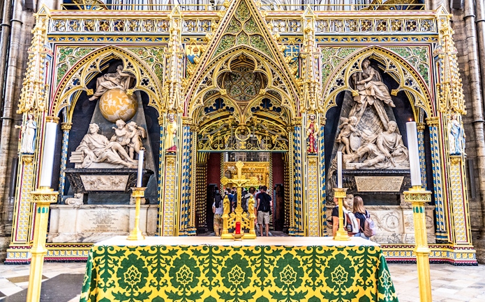 Sir Isaac Newton's Tomb in Westminster Abbey with ornate Gothic architecture.