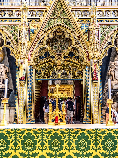 Sir Isaac Newton's Tomb in Westminster Abbey with ornate Gothic architecture.