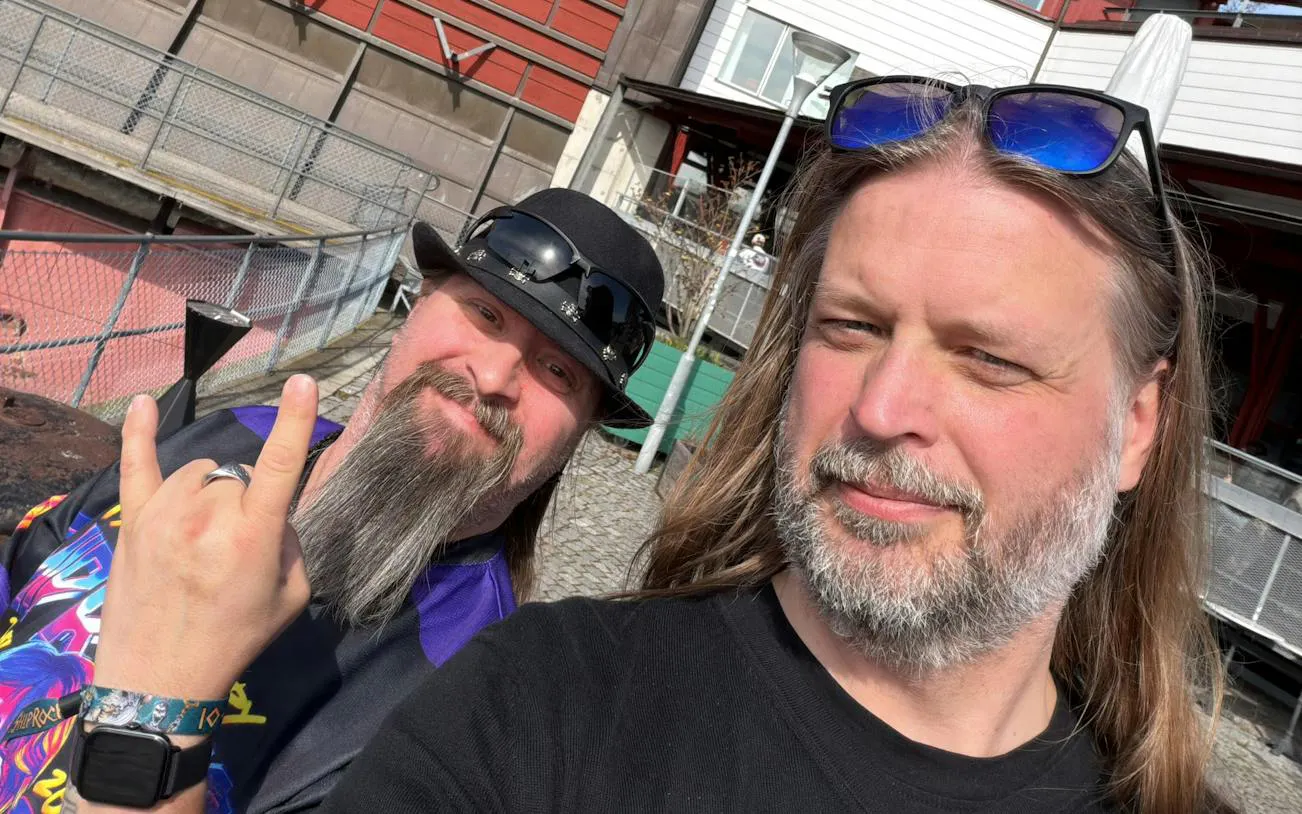 Two people enjoying a sunny day in Stockholm, part of the Murder Mystery city exploration game.