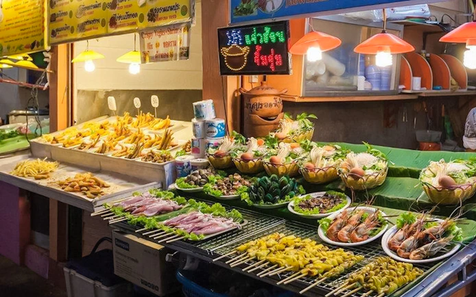 Chiang Mai Night Tuk-Tuk Tour: Temples and Night Market with Street-Food Tasting