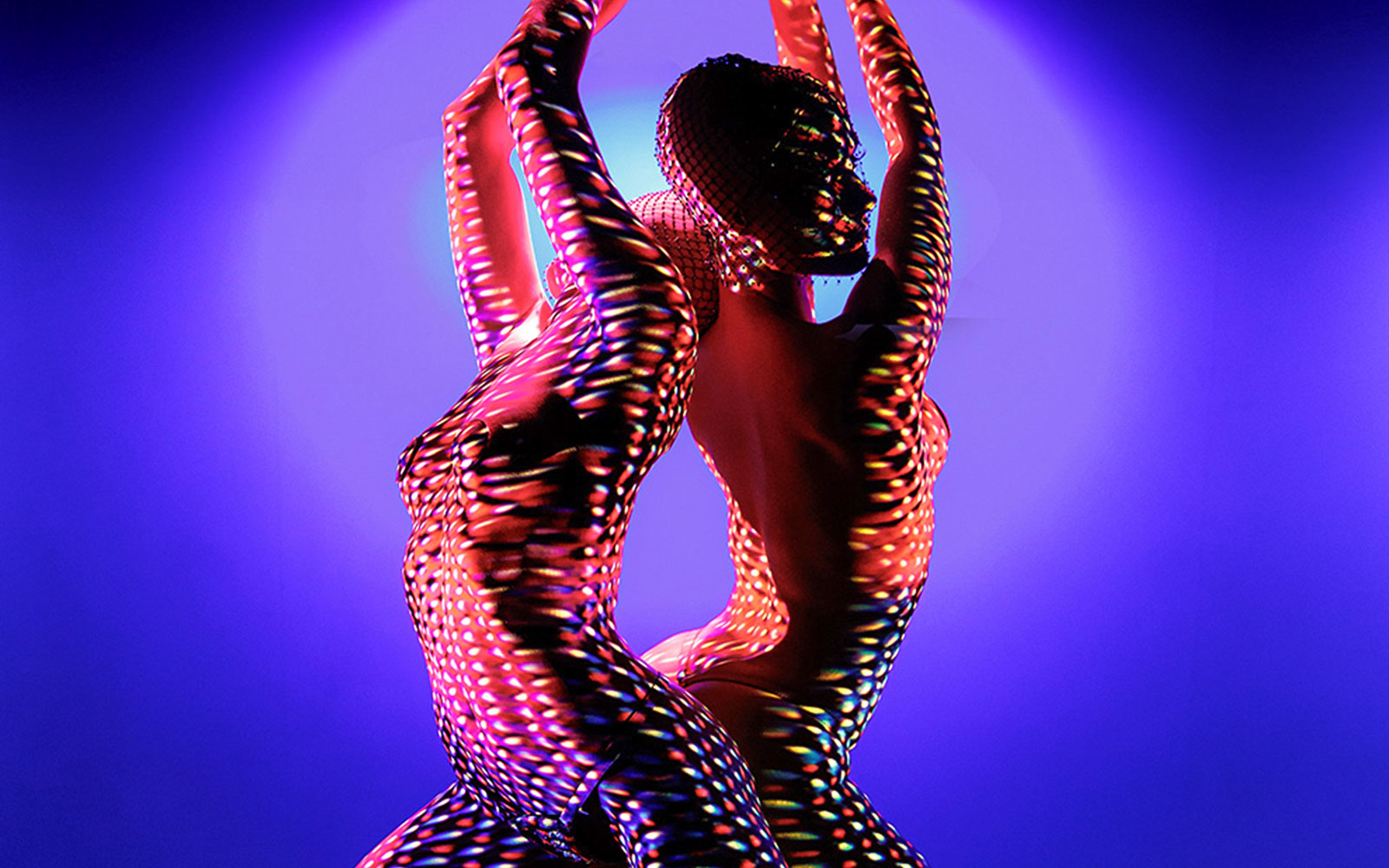 In Beleuchtung gekleidete Tänzerinnen im Crazy Horse de Paris