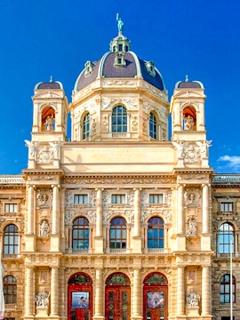 Kunsthistorisches Museum Vienna facade with ornate architecture and dome.