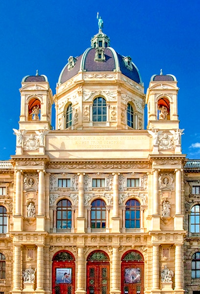 Kunsthistorisches Museum Vienna facade with ornate architecture and dome.