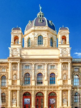 Kunsthistorisches Museum Vienna facade with ornate architecture and dome.