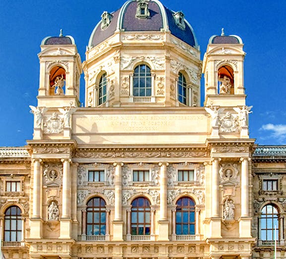 Kunsthistorisches Museum Vienna facade with ornate architecture and dome.