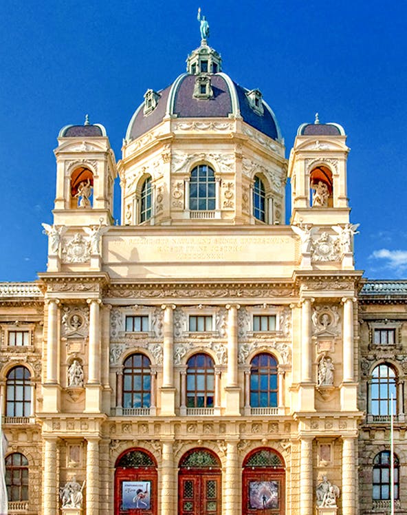 Kunsthistorisches Museum Vienna facade with ornate architecture and dome.