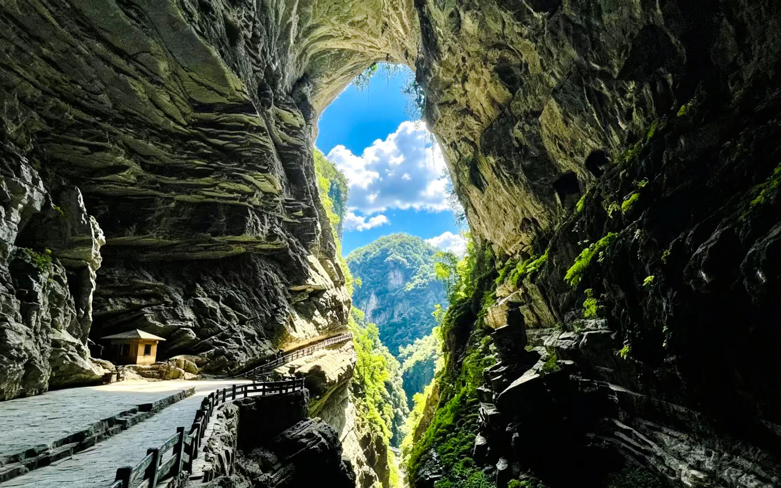 From Chongqing: Three Natural Bridges, Longshuixia Ground Fissure and Wujiang Gallery Private Guided Day Trip (Product 52965)