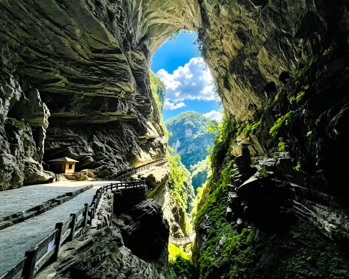 From Chongqing: Three Natural Bridges, Longshuixia Ground Fissure and Wujiang Gallery Private Guided Day Trip (Product 52965)