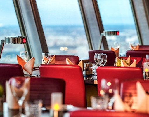 Restaurant Sphere mit roten Stühlen und gedeckten Tischen im Fernsehturm Berlin