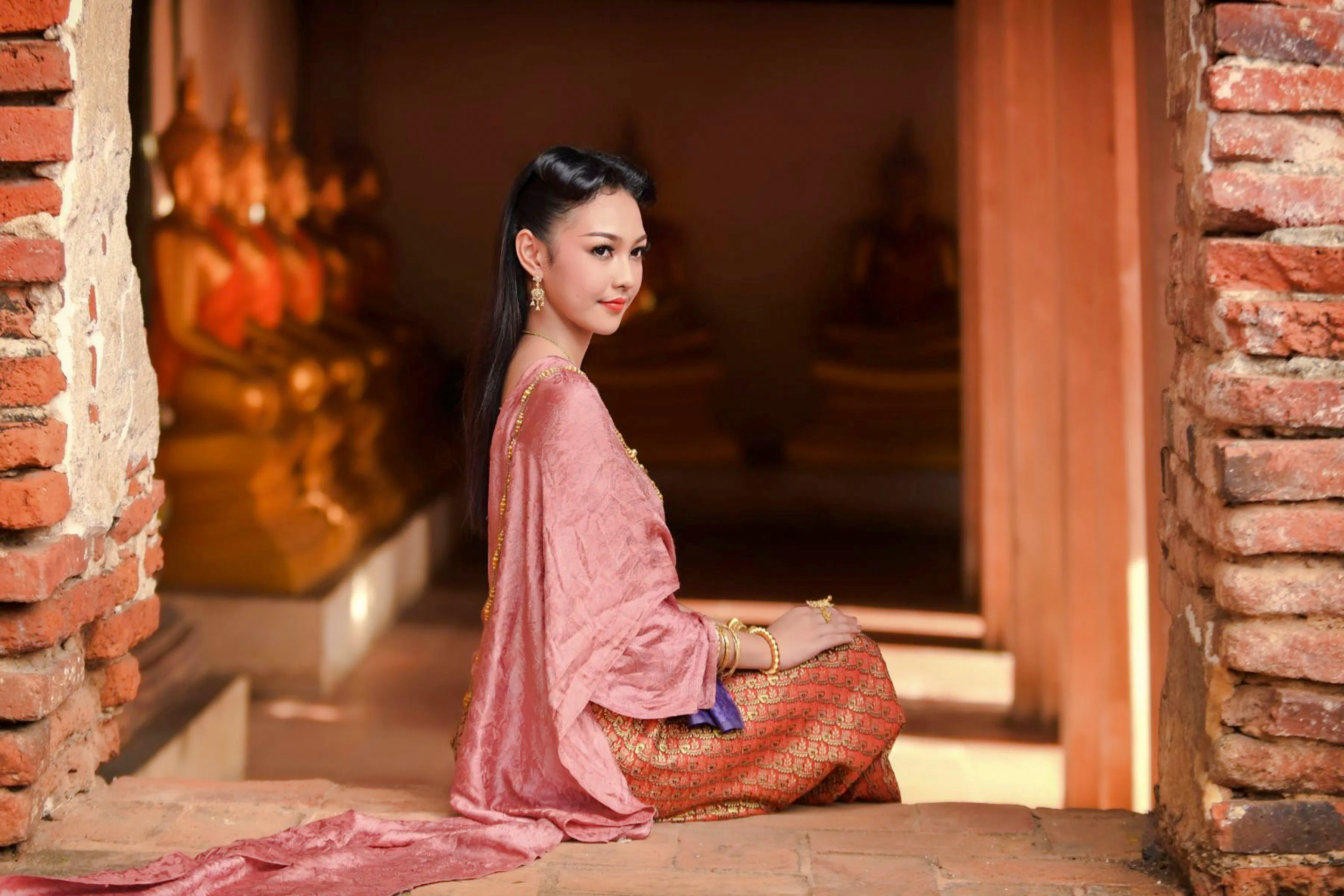Thai woman in traditional costume at Wat Chaiwatthanaram, Ayutthaya.