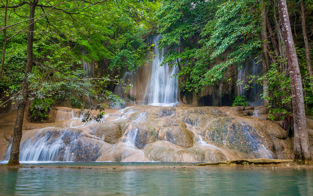 Vanuit Chiang Mai: Bua Thong Sticky Waterval & Enorme Grot & Rondleiding Buffet