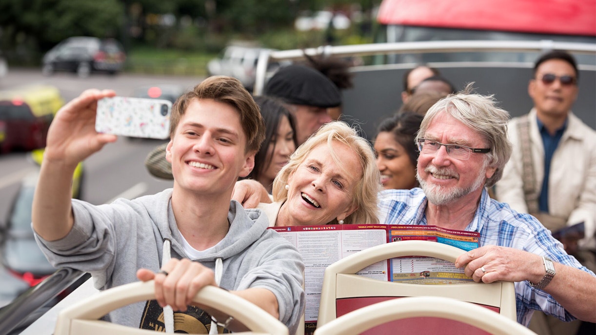 Persone scattano un selfie a bordo di un autobus