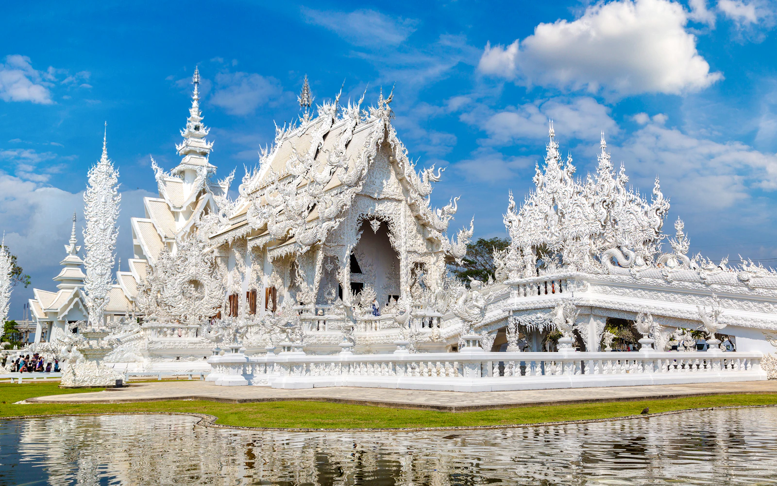 Chiang Rai Day Tour: White Temple, Black House, Blue Temple,Golden Triangle and Long Neck Village from Chiang Mai