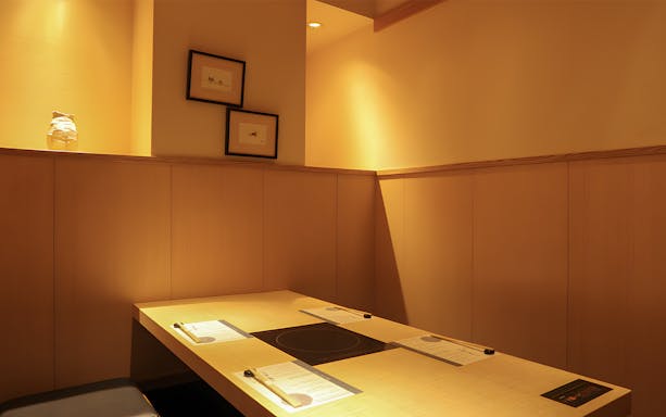 Dining table setup at Torafugu-tei Ginza Store for Swimming Tiger Puffer Course.