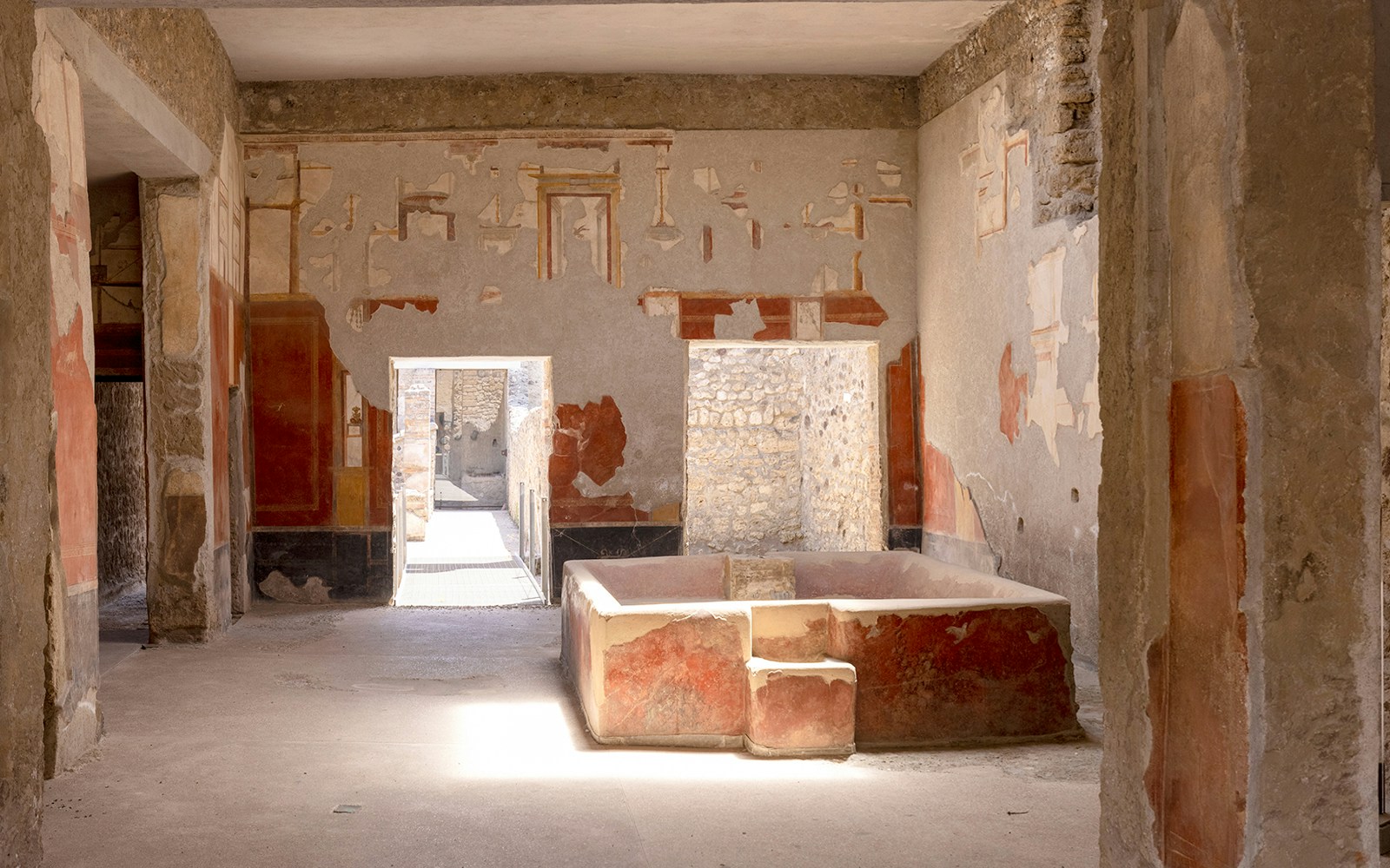 Laundry of Stephanus house with stone bathtub in Pompeii, showcasing ancient Roman architecture.