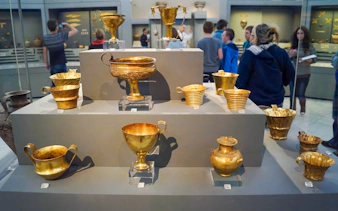 Golden artifacts display at Athens National Archaeological Museum tour.