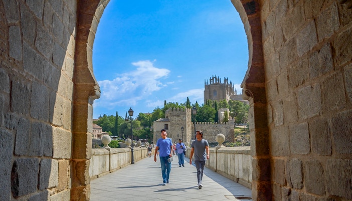 Visitors with a guide at San Martín Bridge