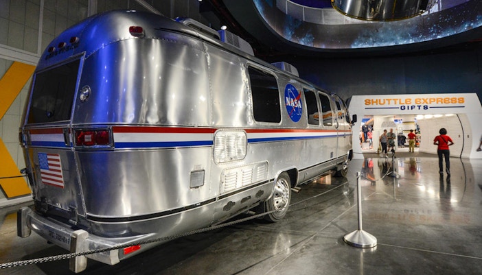 kennedy space center race to the moon