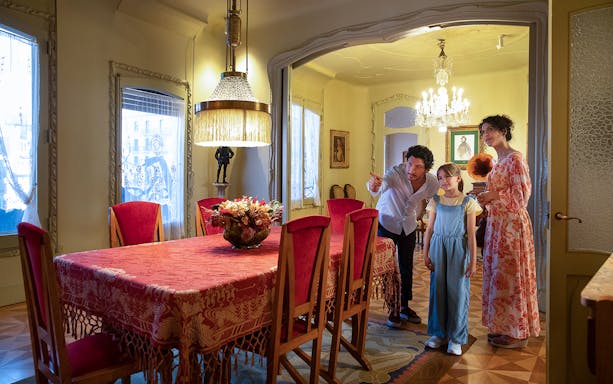 Tour guide showing visitors a dining room during the Guided Tour of The Unseen Pedrera.