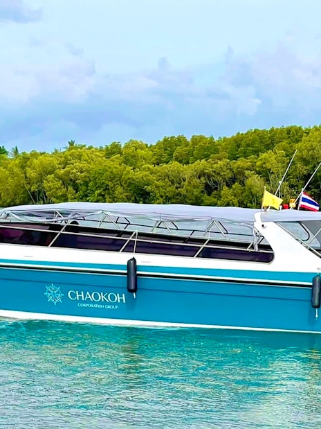 Chaokah speedboat cruising from Phi Phi to Maya Bay and Bamboo Island.