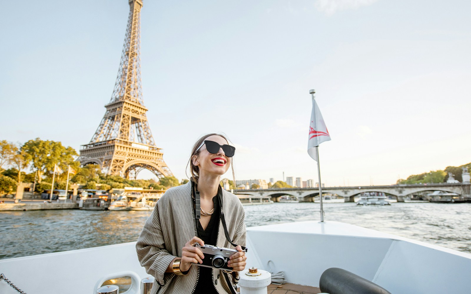 Femme sur un bateau sur la Seine avec la Tour Eiffel en arrière-plan