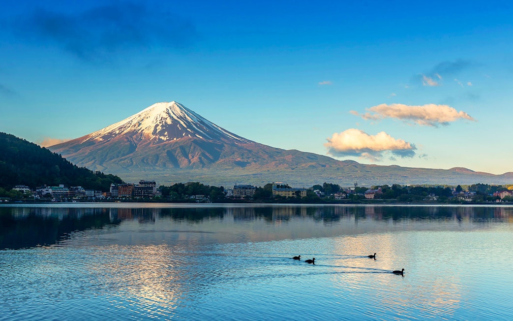 Kawaguchi Lake with Mount Fuji in the background, Tokyo guided tour.