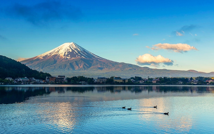 Kawaguchi Lake with Mount Fuji in the background, Tokyo guided tour.