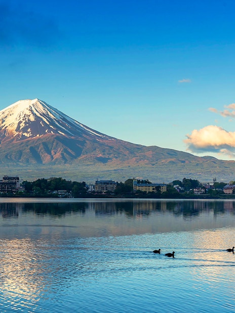 Kawaguchi Lake with Mount Fuji in the background, Tokyo guided tour.