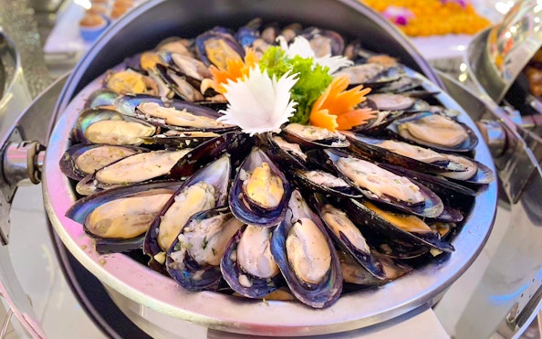 Mussels platter on Smile Riverside Dinner Cruise buffet.