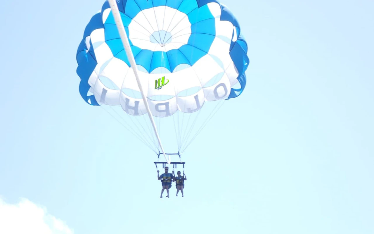 Parasailing-Erlebnis über dem Meer bei Nusa Dua inklusive Ausrüstung und Abholung vom Hotel — 6