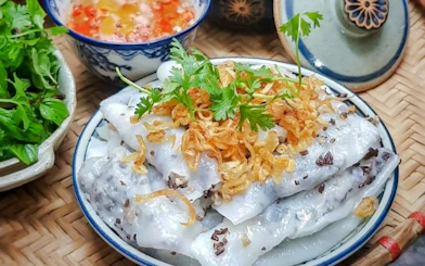 Hanoi Street Food Motorbike Tour with Female Riders
