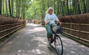 kyoto’da bambu ormanları, dağ tapınakları ve yerel suşi öğle yemeği i̇çeren e-bisiklet turu-5