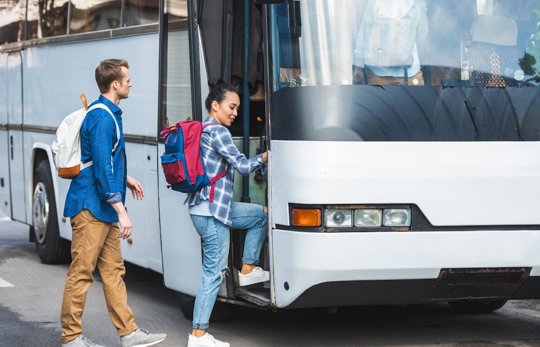 tourist getting on bus to reach Energylandia