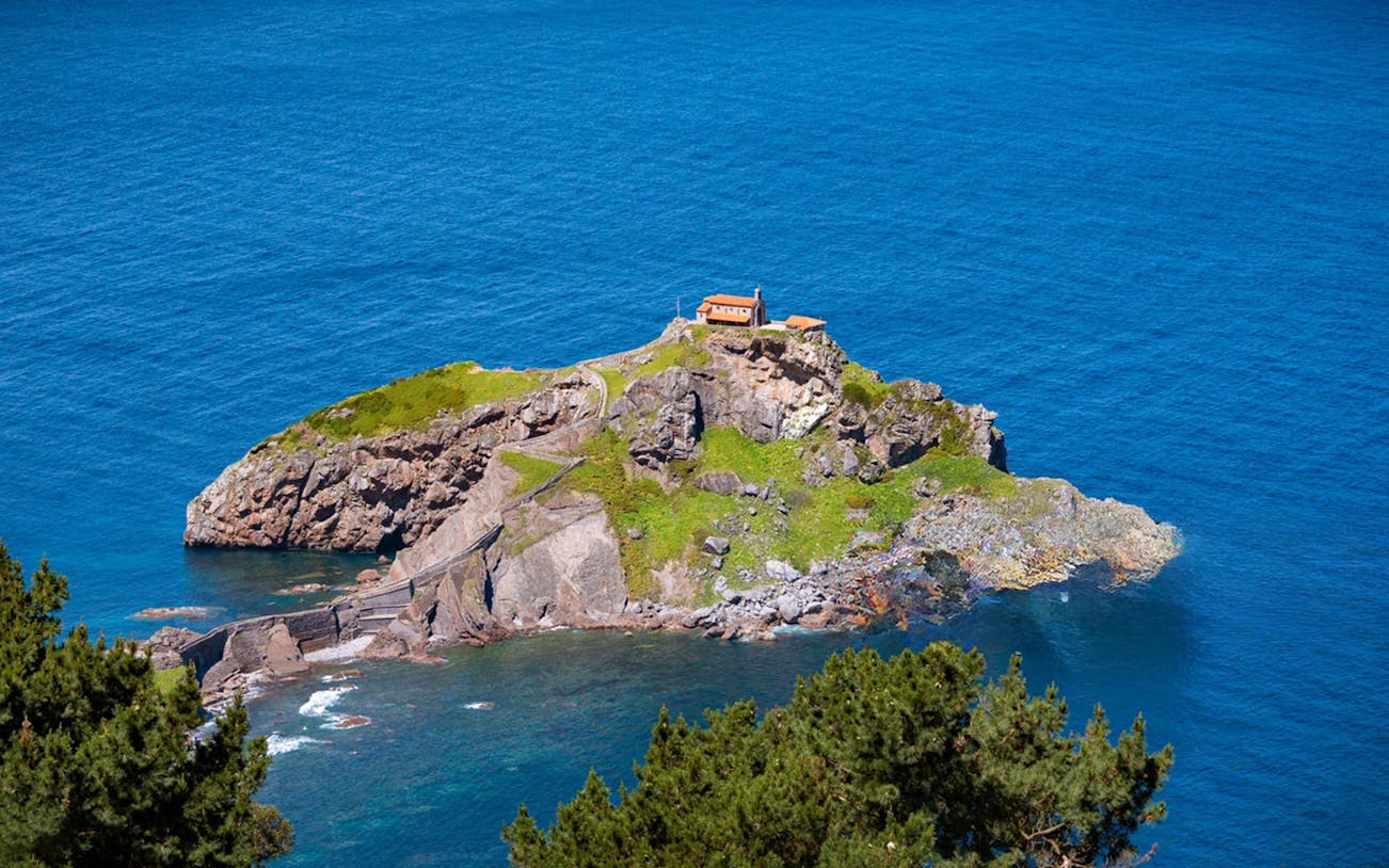 biscay bridge, gaztelugatxe and txakoli wine tasting in small group from bilbao-2
