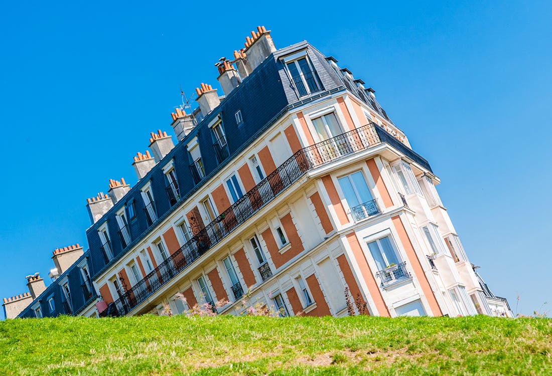 The sinking house in Montmarte, Paris