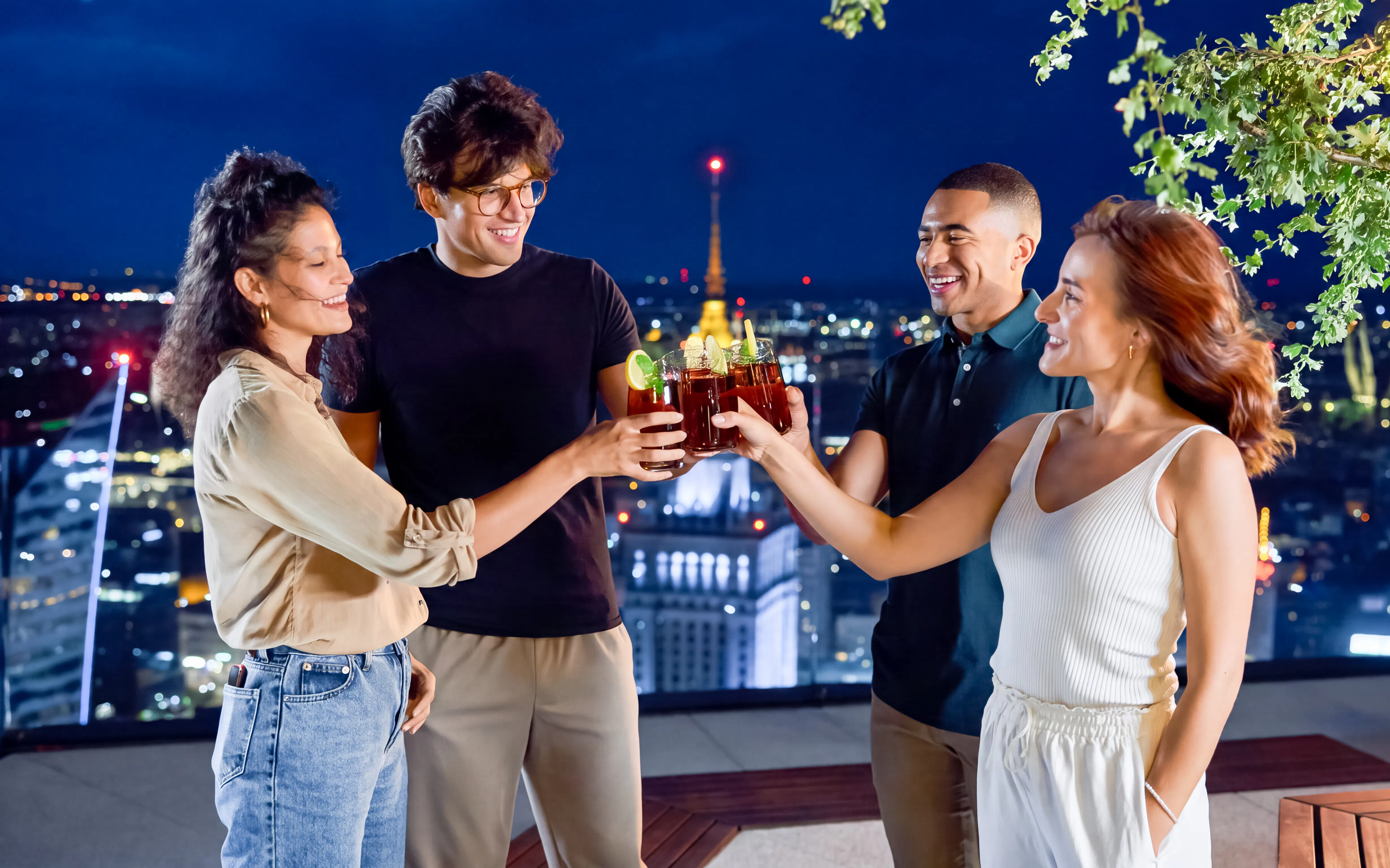 Guests enjoying drinks at Highgarden rooftop lounge, Highline Warsaw with city skyline views.