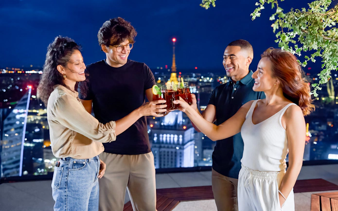 Guests enjoying drinks at Highgarden rooftop lounge, Highline Warsaw with city skyline views.