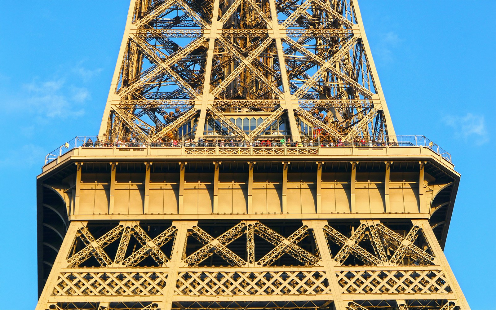 Visiteur·euse·s profitant de la vue depuis le deuxième étage de la tour Eiffel, Paris, France.