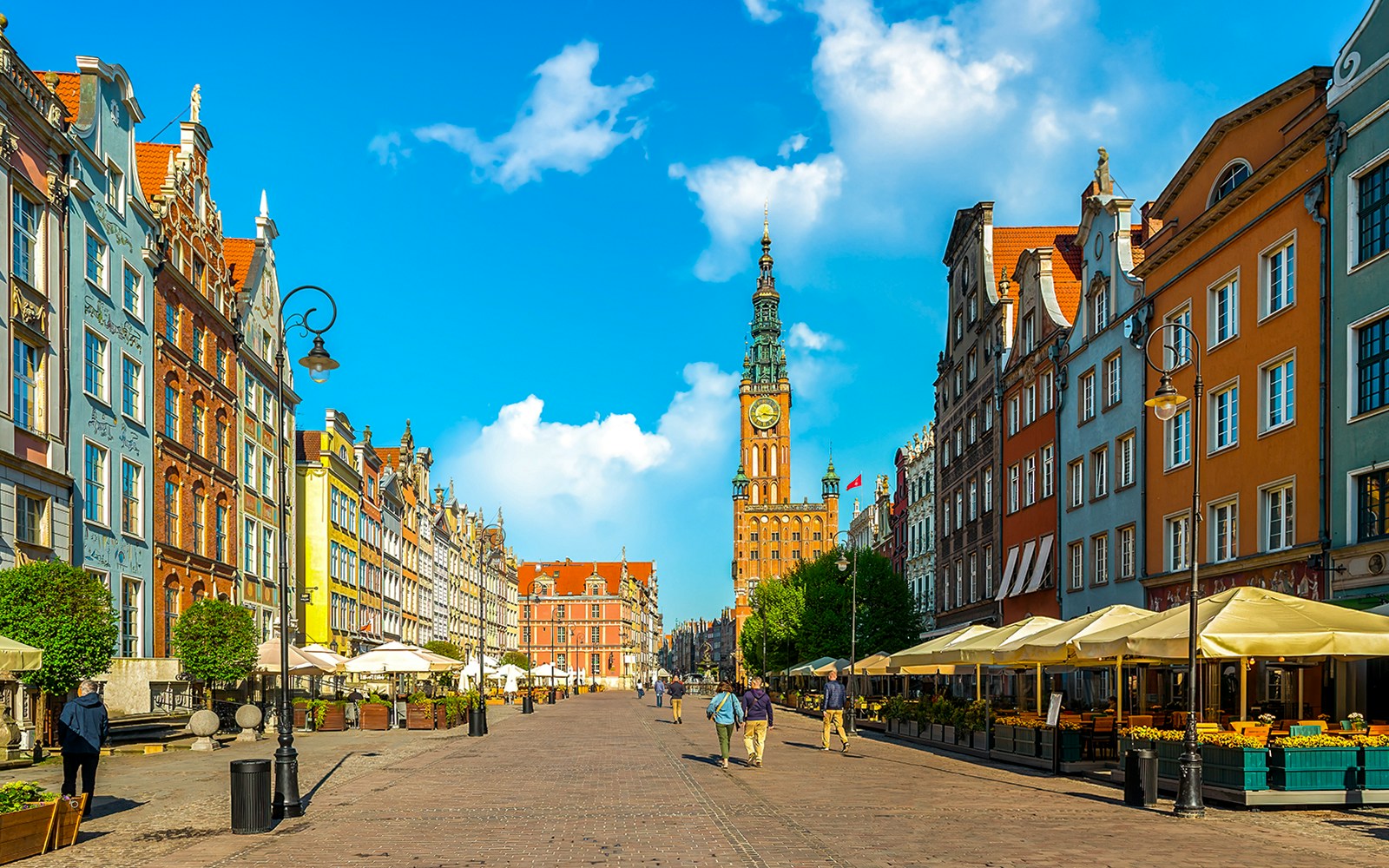 Długi Targ in Gdansk with colorful buildings and the Town Hall tower.