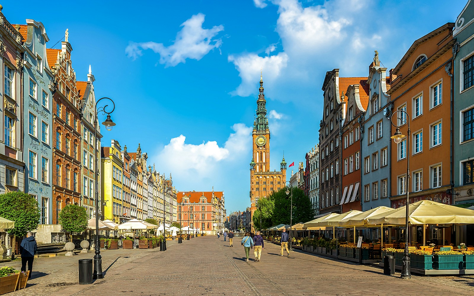 Długi Targ in Gdansk with colorful buildings and the Town Hall tower.