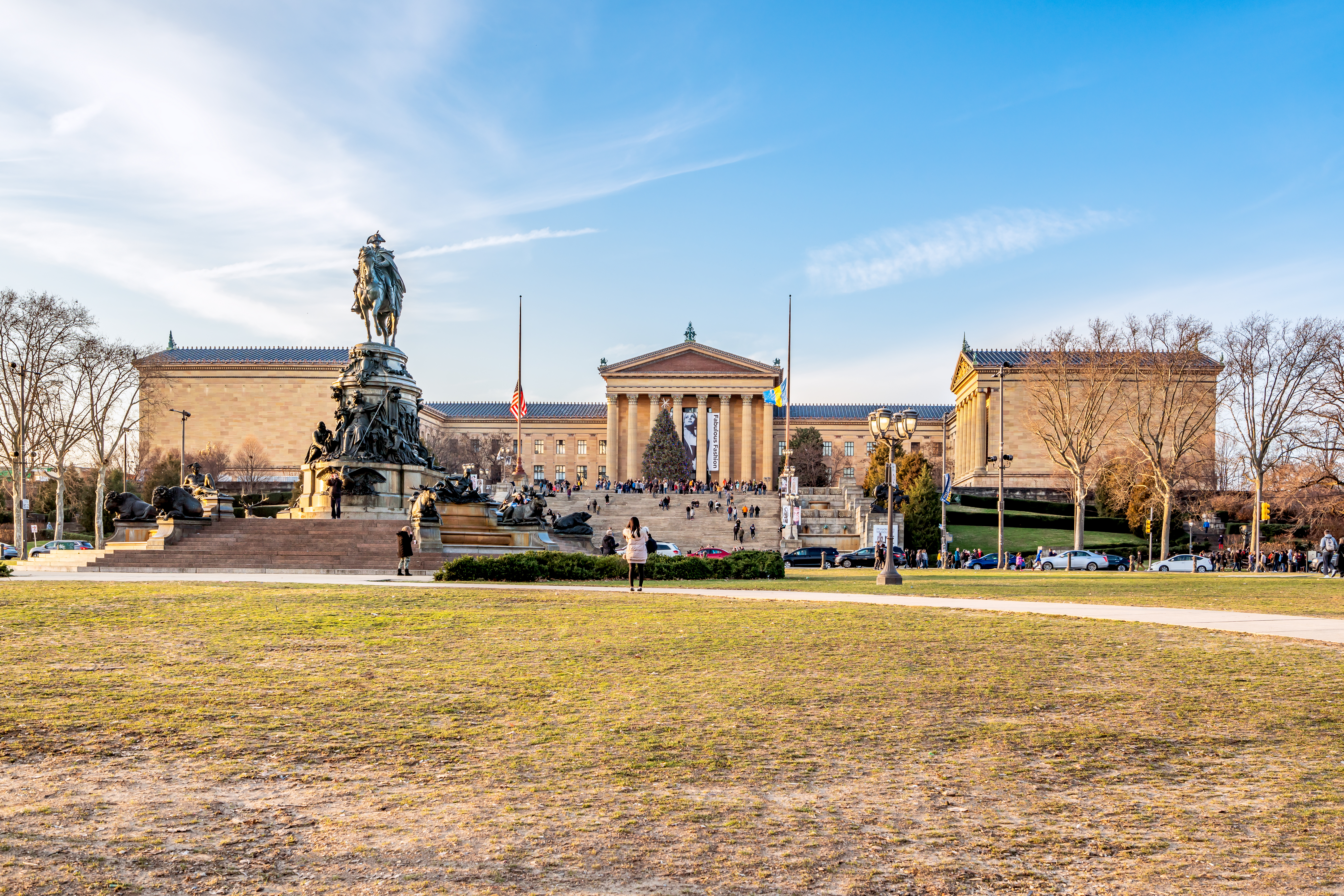 Philadelphia Museum of Art with Washington Monument fountain in foreground.