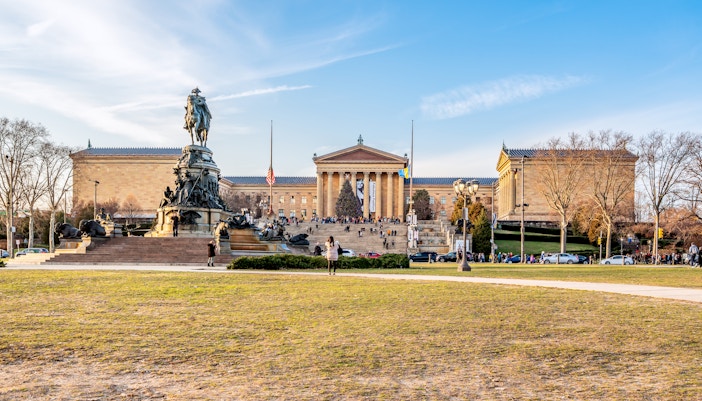 Philadelphia Museum of Art with Washington Monument fountain in foreground.