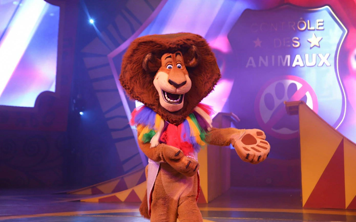 Lion character performing at Madagascar Circus Show, Beto Carrero.