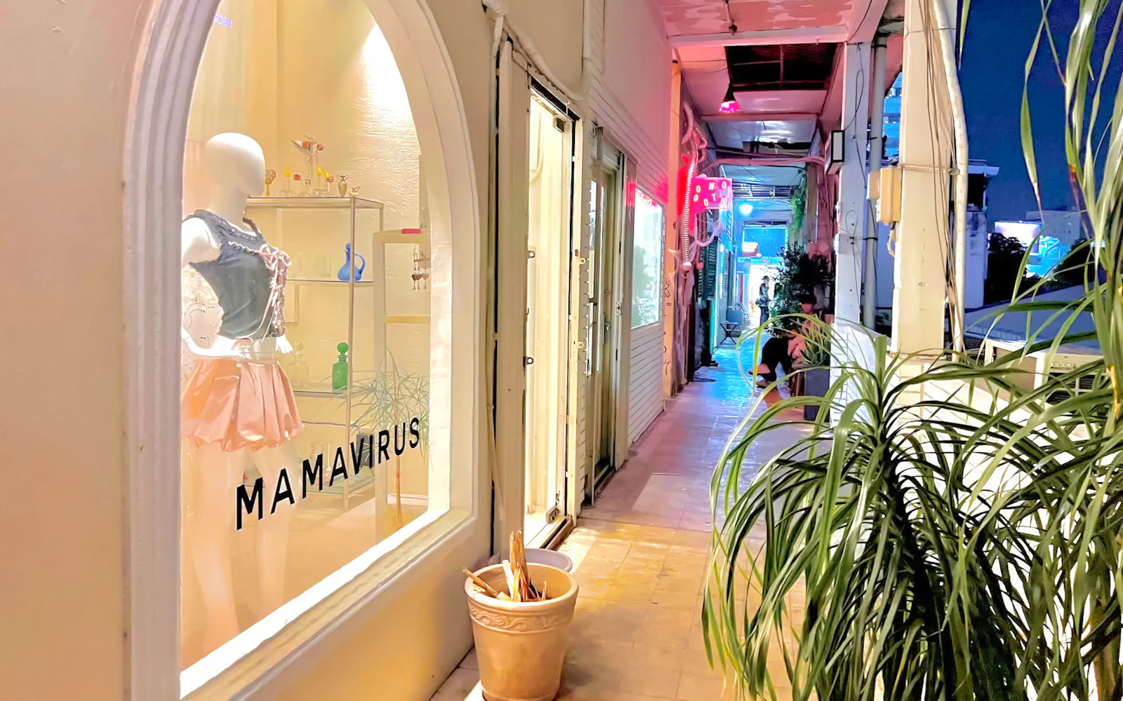 Saigon Shopping Tour: Hidden Gems & Hot Spots