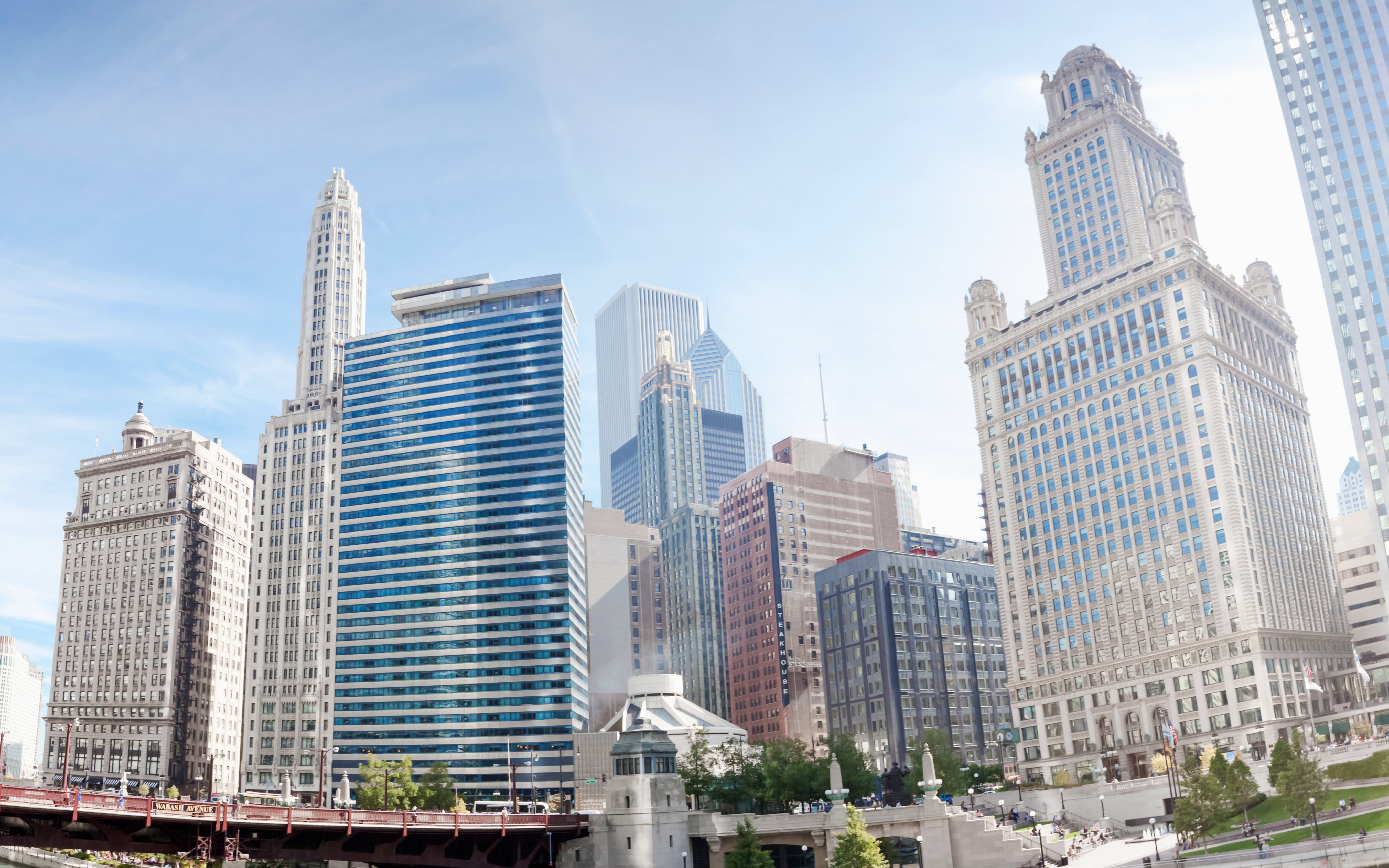 Jewelers Building and surrounding skyscrapers in downtown Chicago.