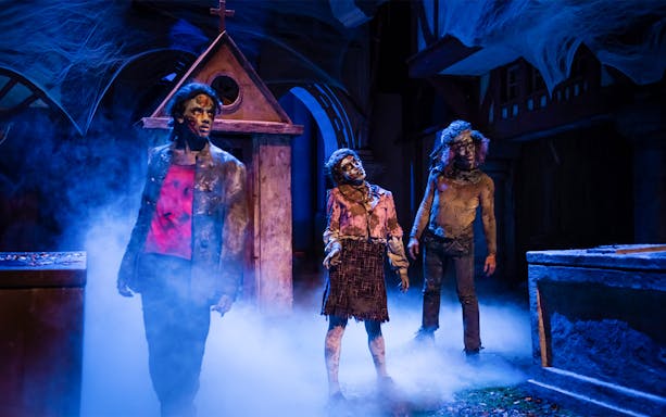 Zombies in foggy graveyard scene at Astérix Parc Halloween event.