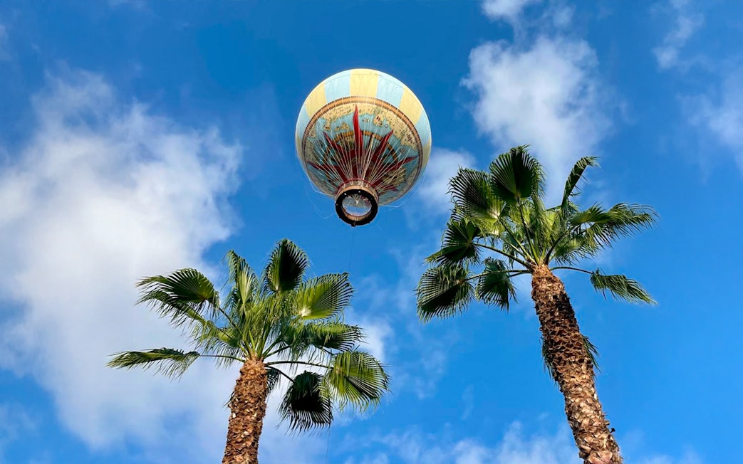 Hot air balloon above palm trees at Isla Mágica, Seville.