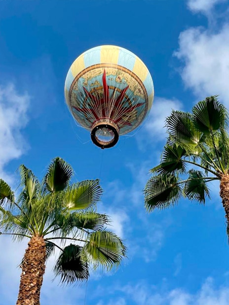 Hot air balloon above palm trees at Isla Mágica, Seville.