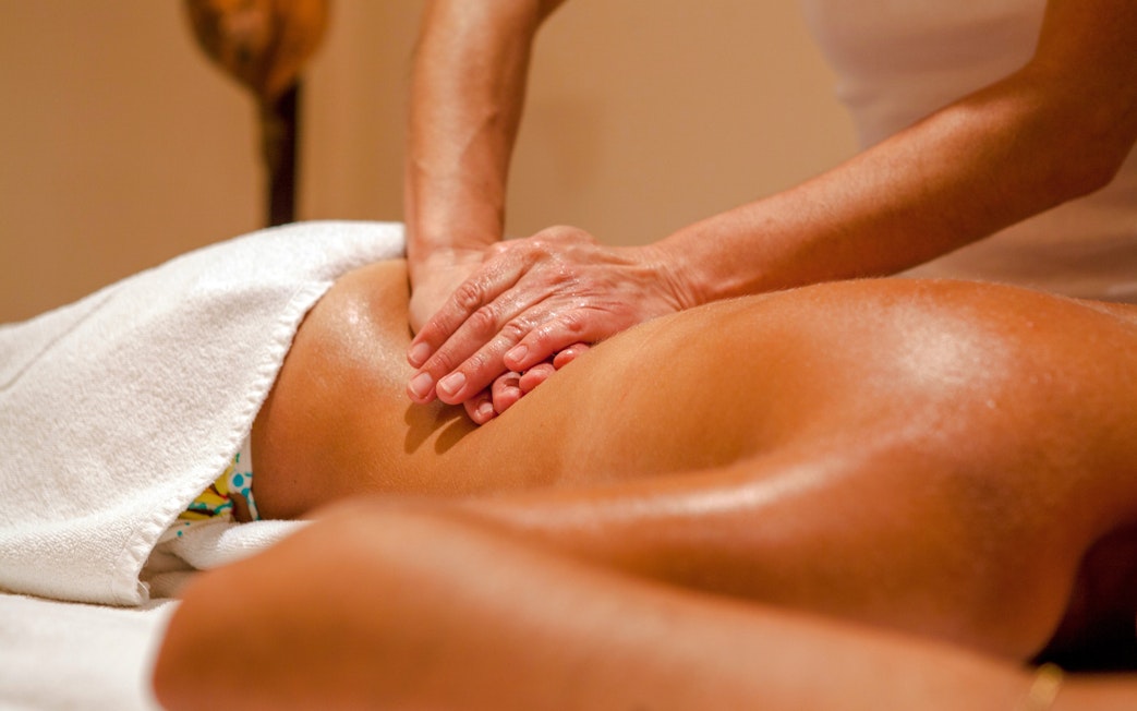 Person receiving oil massage at a spa.