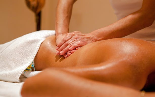 Person receiving oil massage at a spa.